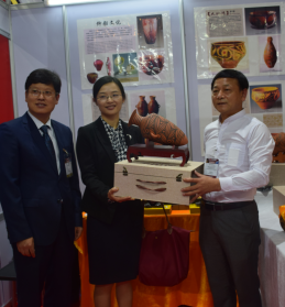 中國(guó)駐泰國(guó)大使館參贊煅煉女士親臨展會(huì)現(xiàn)場(chǎng)，并收藏了劉新安制作的彩陶代表作《小口尖底瓶》